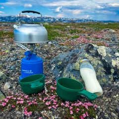 Pause mit frisch gekochtem Kaffee beim Wandern in Schweden