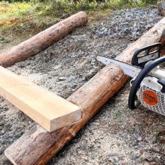 Eine kleine neue Holztreppe an der Böscung am Campingplatz mit der Stihl Motorsäge bauen