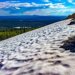 Auch im Sommer kann man noch Schneereste von den meterhohen Schneewächten in den Bergen in Schweden finden